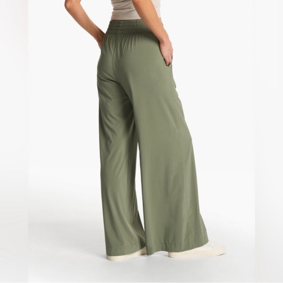 VUORI ••SOLD OUT•• Villa Wide Leg Pants Long In Color Green Size Small - Picture 3 of 12